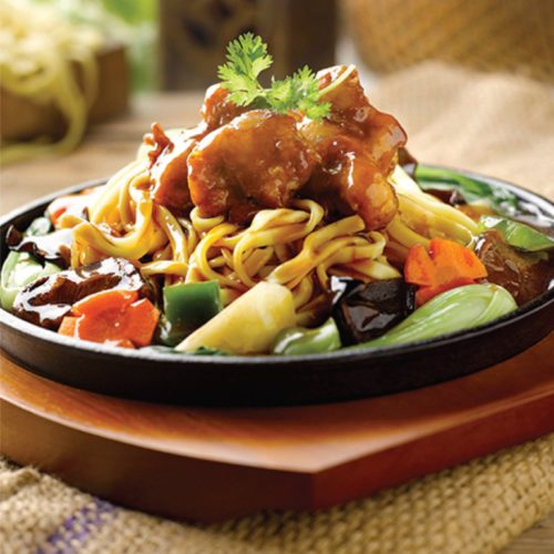 A plate of Hotplate Sesame Chicken Noodle by Green Signature, delivered islandwide in Singapore powered by Oddle.