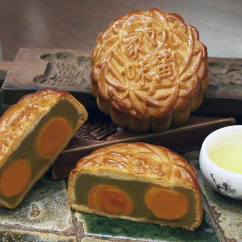 White Lotus with Double Egg Yolk mooncakes from Jia Wei for mooncake delivery. Delivering islandwide in Singapore powered by Oddle.